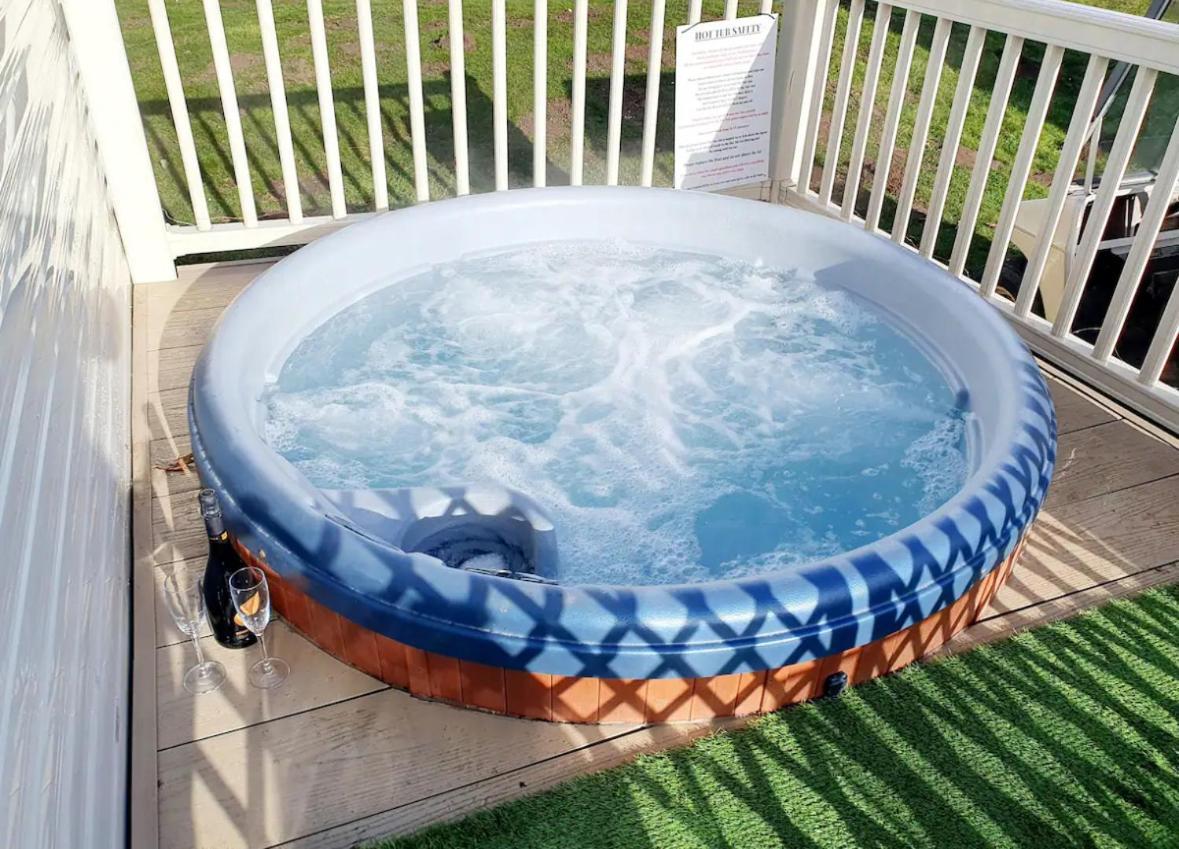15 Kestrel Close Hot Tub Retreat แททเทอร์ชอล ภายนอก รูปภาพ