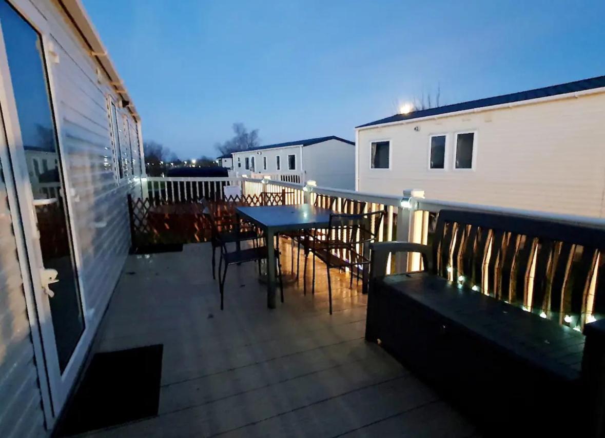 15 Kestrel Close Hot Tub Retreat แททเทอร์ชอล ภายนอก รูปภาพ