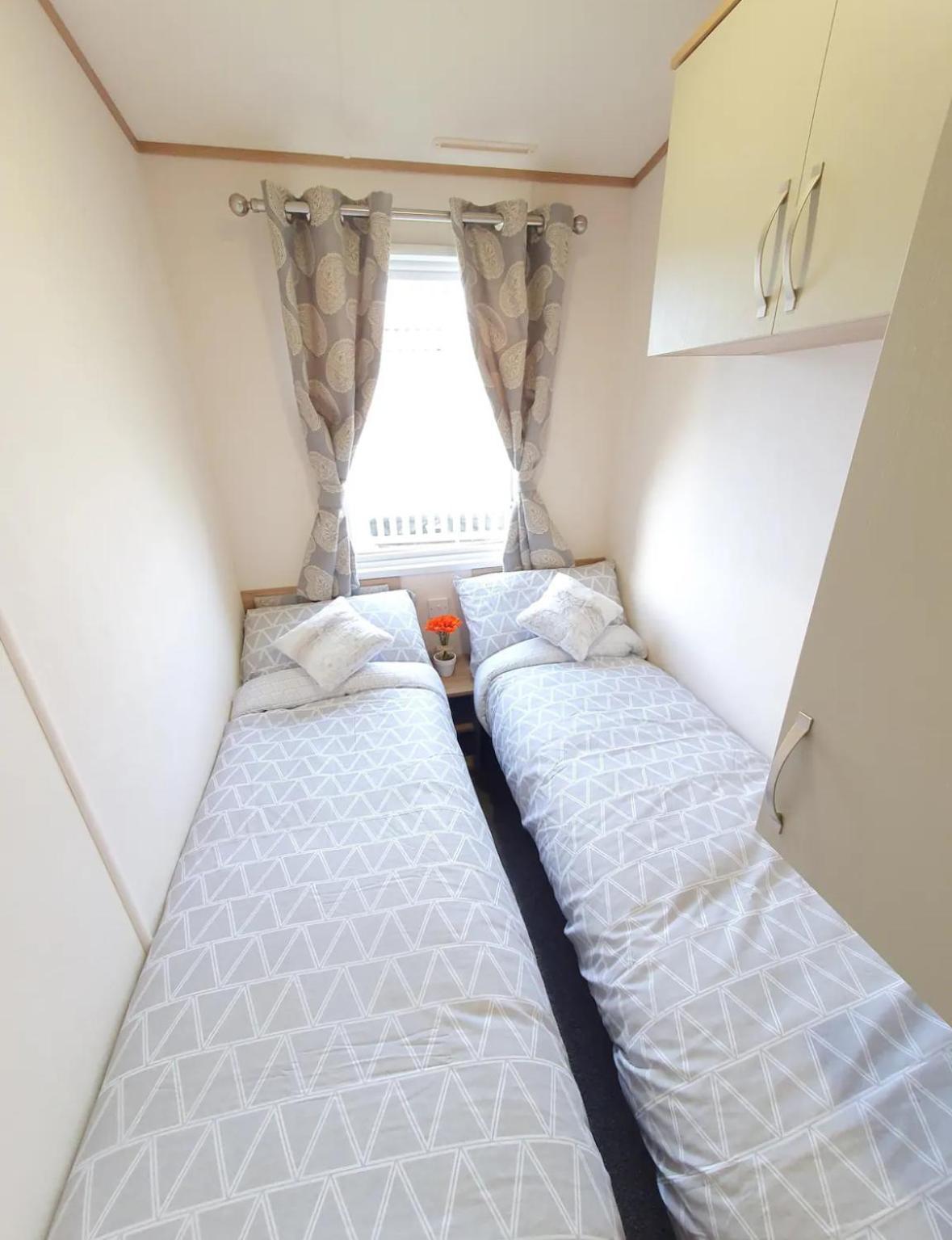 15 Kestrel Close Hot Tub Retreat แททเทอร์ชอล ภายนอก รูปภาพ