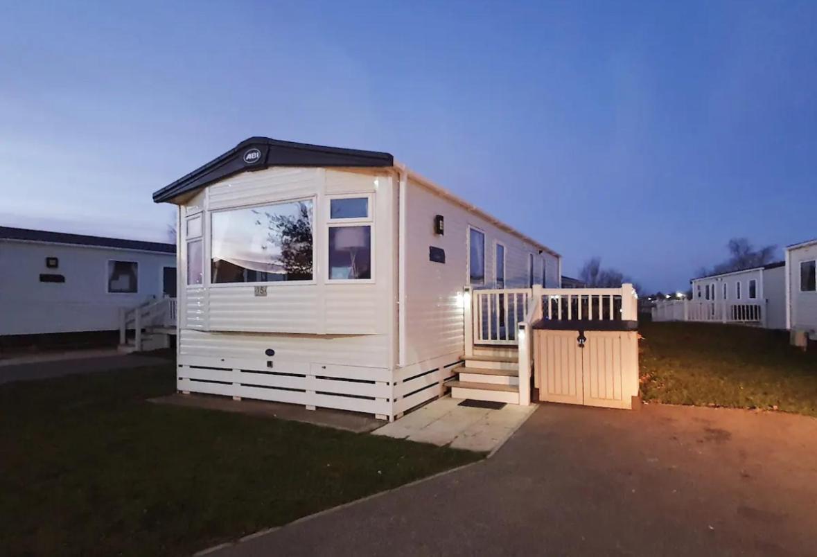 15 Kestrel Close Hot Tub Retreat แททเทอร์ชอล ภายนอก รูปภาพ
