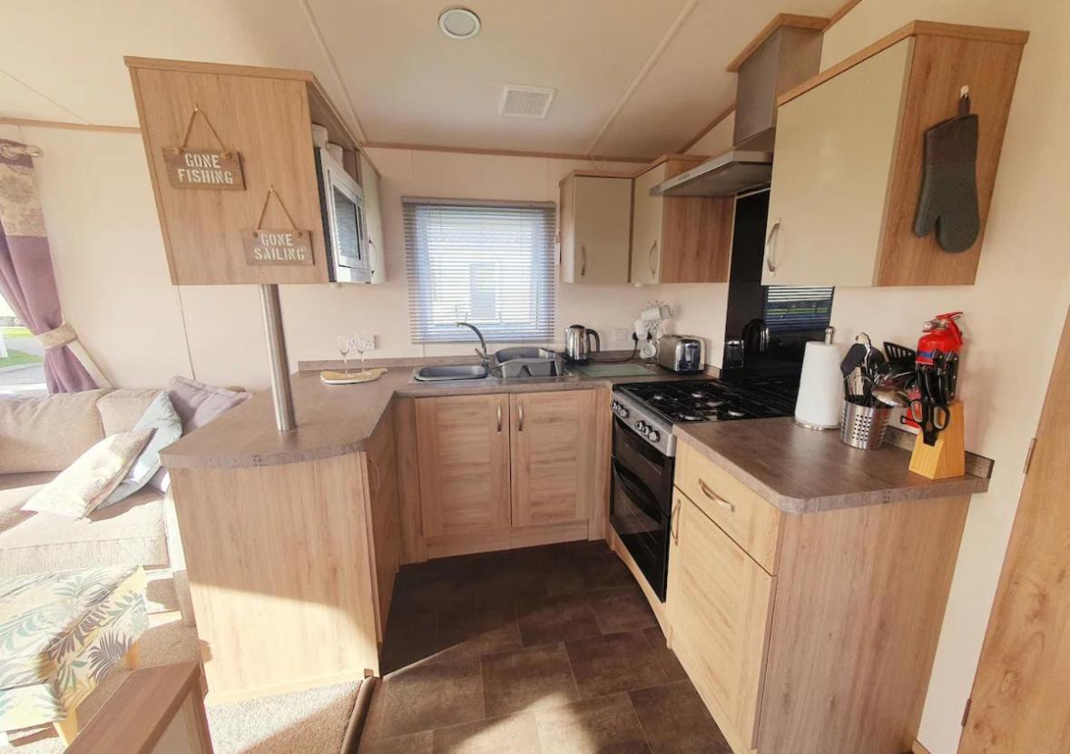 15 Kestrel Close Hot Tub Retreat แททเทอร์ชอล ภายนอก รูปภาพ
