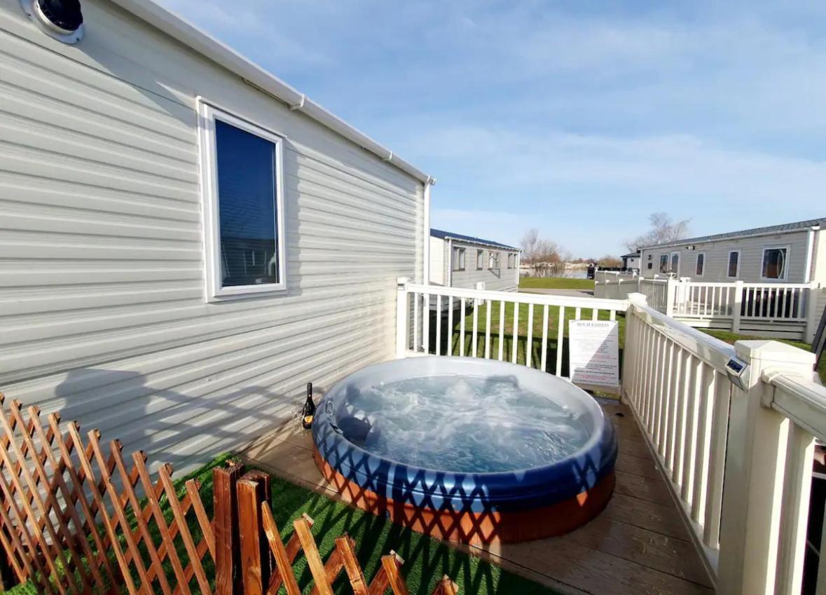 15 Kestrel Close Hot Tub Retreat แททเทอร์ชอล ภายนอก รูปภาพ